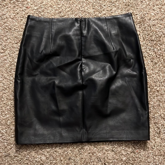 Studded black leather skirt - Picture 5 of 6